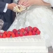 ふたりで行うケーキ入刀