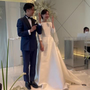 指輪披露シーン💍
新郎側、新婦側両方のゲストからのシャッターチャンスタイムとして
全方位に向けて披露できたのは良かったです！
披露中、咄嗟にアイデア出してくれた新郎に感謝！
ゲストからはは笑いも起こっており終始暖かな雰囲気で結びました★