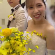 ファンサ満載の挙式退場♡

ゲストがたくさん話しかけてくれたので、新婦もゲストの方ばかり見ながら歩いていました！
緊張している新郎は前を見据えてくれています（笑）