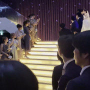 豪華な階段、感動の瞬間へ