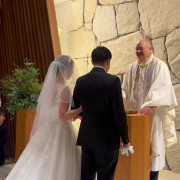 当日は生演奏と讃美歌がとても綺麗でした！チャペルは重厚感とモダンでナチュラルな感じがとても良かったです！ホテルには珍しく独立型で新しくとても綺麗です。