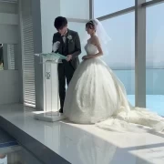 署名する場面です。動画に出てくる羽付きのペンは無料で式場が貸し出してくれるので用意する手間が省けました。証明書の指定はないので自由に選んでOKでした