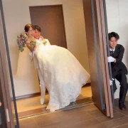 感動の瞬間！お姫様抱っこ入場