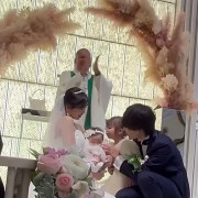 自分の娘たち同士のキッズキスシーン。下の子へのほっぺへ上の子がキスしました