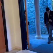 入場時は大好きな父と母と入場しました。
ずっと憧れていたバージンロード。扉が開いた瞬間、ゲストのみんながこっちを向いていてとっても緊張したけどすごく幸せな気持ちになりました。新郎に向かって、父と一歩一歩歩きながら、涙が出そうになりました。