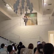 階段からの華麗な登場