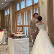 ケーキ入刀とファーストバイトについても、こちらの要望で小芝居を打つことができました。とても楽しかったです！