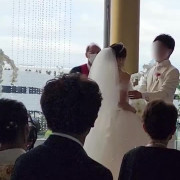 挙式の誓いのキスの動画です。
夫は恥ずかしそうにしながらも、一回した後にまさかのもう一度。笑ってしまいました。