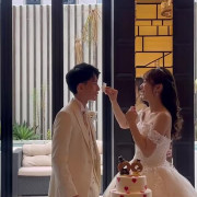 ビッグスプーンで笑顔のファーストバイト