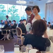 中座です。入場が新郎新婦ソロだったので、中座は揃って一緒に退場しました。前半は新郎新婦の撮影チャンスが後半より少ないので、中座も撮影チャンスにしてもらおうと思いました。
しかし表情が固くてびっくりです。姿勢や写真写りは意識していましたが、動画映りの対策まではできていませんでした。普段の表情の癖なども前もって日々訓練したほうが、理想に近い映りになると思います。撮られ慣れの有無は圧倒的にあるので、できるだけ撮られる経験は積んでおくと良いと思います。また、今時あるあるですが、マスク生活が長すぎて、表情筋が硬くなっていたこと、素顔を見られる緊張感ができてしまったことも要因です。写真だけでなく動画もかなり撮られるので要チェックです！