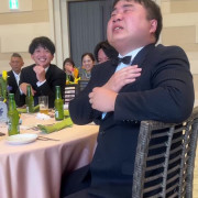 新郎からのウェルカムスピーチで号泣してくれた新郎友人です。
早くないか！？と思いながらもらい泣きしました。