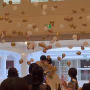 華やかに舞うバルーンの祝福