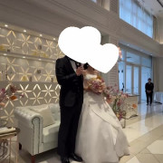 披露宴スタート！新郎があいさつを頑張っているところです！
笑いもありつつアットホームな披露宴になりました！