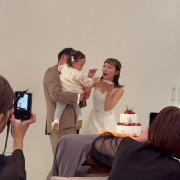 ケーキのファーストバイトは、一歳の娘にお願いしました。
パクッと食べてくれると思いきや、なかなか食べてくれませんでした笑