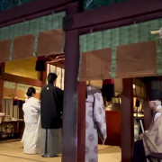 神様へ誓いの儀式を行っている様子です。神主さんが祝詞を読んだあとに、二人で夫婦の誓いをたてます。