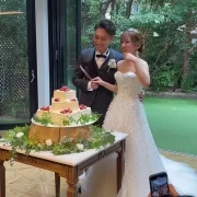 幸せあふれるケーキカットの瞬間