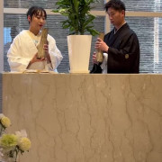 両家の水をひとつに合わせる、水合わせの儀。
結婚式を形として残したく、家でも育てられるように観葉植物を選びました。