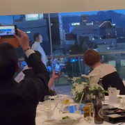 テラスからのサプライズ入場