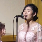 親友2人を中心に
大学時代のミュージカルサークル同期でCan you feel the love tonight(ライオンキング)を熱唱🎤
コロナ禍だったため、余興を実施できるか直前まで決定せず、なんと練習は前日夜のみでしたが、みんなで一体となって歌い、会場は感動の渦に😭
後ろで、私は憧れのヴェラウォンのピンクヘイリーを着ながらピアノ伴奏できて夢のようでした🎀
親友達のドレスも、ピンクヘイリーに合う色味に揃えてこだわっています✨️