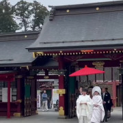 鹽竈神社にて神前式を行いました。
日本を感じる景色と演奏で気が引き締まり、結婚に対する覚悟のようなものが芽生えた気がします。
土曜日だったため参拝のお客様も多くおり、みなさまからも「おめでとう」「綺麗」とたくさん言っていただけて、本当に幸せいっぱいでした。
両方の家族からも、「神社で家族婚をして良かったね」と言ってもらえました。