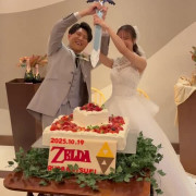 自作のプレートを立てかけて、ウェディングケーキにゼルダのマスターソードを刺してもらい、引き抜く演出をしました。