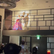 華やかな再入場、色彩の祝福