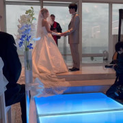 海辺の教会で誓う永遠の愛