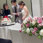 ケーキ入力後のファーストバイト！
新婦が描いてくれたイラストを忠実に再現してくれたパティシエさんには感謝です。
お味もとても美味しかったです！
