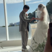 自然光あふれるガラスの挙式での誓い