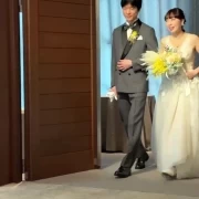 披露宴での新郎新婦入場のシーンです。とてもオシャレな空間で皆さんとお食事を楽しむことができました。大きな窓もあり開放的です♪