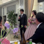 お色直し退場は、普段離れた場所で暮らしている弟にお願いしました！
弟にはサプライズで1言をもらいましたが、「尊敬している姉です」という普段では聞けない言葉が聞けて良かったです笑
退場したあとは2人で写真を撮ってもらいました！その写真を両親はスマホの待受にしているようです。大人になってから兄弟と写真を撮ることはなかなかないのでとても良い機会になったと思います！