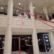 ロビーで楽しむブーケプルズの瞬間