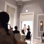 親族だけだったのでカラードレスを準備しなかったのですが、ウェディングドレスに軽井沢らしく緑のリボンや髪型の変化などで、雰囲気を変えることができてよかったです。　
コンパクトな披露宴会場だったので、親族との距離も近く和気藹々とできたので良かったと思います。