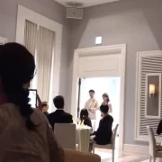 親族だけだったのでカラードレスを準備しなかったのですが、ウェディングドレスに軽井沢らしく緑のリボンや髪型の変化などで、雰囲気を変えることができてよかったです。　
コンパクトな披露宴会場だったので、親族との距離も近く和気藹々とできたので良かったと思います。