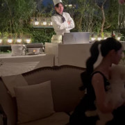 シェフの格好でのフランベ演出はゲストの皆さんの反響も良くやって良かったと感じています。実際にやるまでにシェフの方が何回か指導してくださり安心してできました。