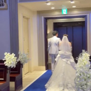 挙式が無事に終わってほっとして歩いてる時です。ガチガチで緊張しましたが、このあとはフラワーシャワーだったので少し緊張ほぐれました