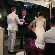 父と母に、これまでのお礼としてウェイトライスおよびお花をプレゼントしました。誕生日やクリスマスなどのイベントがあっても「何もいらないよ」と言う両親ですが、一日中とても嬉しそうでしたので、結婚式を挙げた本当に良かったなと思いました。