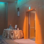 お色直し後の入場は、ドレスの色当てクイズをしました。受付でペンライトの色を選んでもらい、みんなに振ってもらった景色がとても綺麗で思い出に残りました。