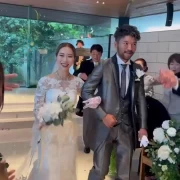 祝福シャワーと幸せなお姫様抱っこ