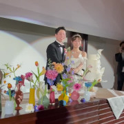 華やかな結婚式のケーキ入刀！