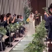 挙式会場から出る時のクラッカーでのお見送りがとても盛り上がって嬉しかったです。