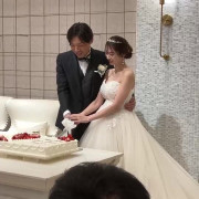 ケーキ入刀で笑顔満開