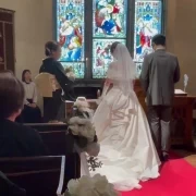 式場の赤色のカーペットや雰囲気にウェディングドレスがとても映えて素敵でした。