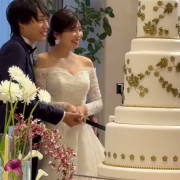 自分より大きなケーキ入刀！