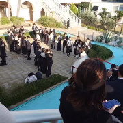 愛に包まれた感動のフラワーシャワー