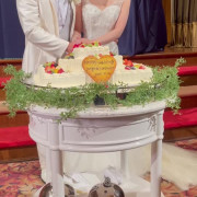 甥姪たちにケーキを運んでもらい、ケーキ入刀をしました。ケーキはお任せでしたが、とても可愛くデコレーションされていました。