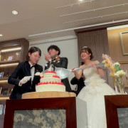 ケーキ入刀！
新婦は小さいスプーンで可愛く♡
新郎は大きいスプーンでダイナミックに♡
笑いもありの結婚式でした！