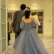 サプライズで新郎から貰った108本のバラを持ちながら退場しました！