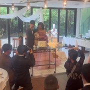 ケーキ入刀シーンです。
子どもも一緒にしてもらいました。ファーストバイトをファミリーバイトへの提案をして下さって嬉しかったです！