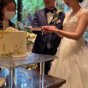 ドキドキのケーキ入刀👰🏻‍♀️🤵🏻‍♂️
真ん中に入刀しないとやのに緊張しすぎて
グダグダだった笑